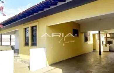 Imagem: A casa possui 3 Dormitórios, 4 Banheiros, 5 Vagas na garagem