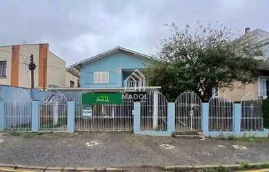 Imagem: A casa possui 3 Dormitórios, 2 Banheiros, 4 Vagas na garagem