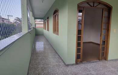 Imagem: A casa possui 4 Dormitórios, 2 Banheiros, 4 Vagas na garagem