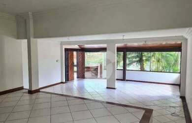 Imagem: A casa em condomínio possui 4 Dormitórios, 4 Banheiros, 2