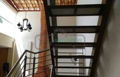 Imagem: A casa possui 3 Dormitórios, 3 Banheiros, 2 Vagas na garagem