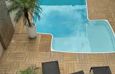 Imagem: A casa possui 5 Dormitórios, 3 Banheiros, 3 Vagas na garagem