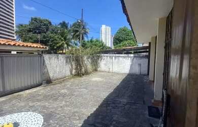 Imagem: A casa possui 4 Dormitórios, 3 Banheiros, 4 Vagas na garagem