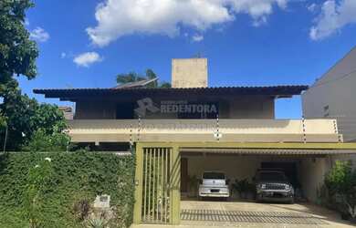 Imagem: A casa possui 3 Dormitórios, 5 Banheiros, 2 Vagas na garagem