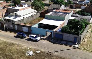 Imagem: A casa possui 4 Dormitórios, 2 Banheiros, 5 Vagas na garagem