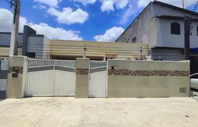 Imagem: A casa possui 3 Dormitórios, 3 Banheiros, 2 Vagas na garagem