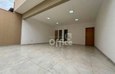 Imagem: A casa possui 3 Dormitórios, 2 Banheiros, 2 Vagas na garagem