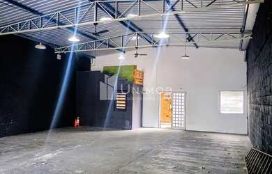 Imagem: O depósito possui 4 Vagas na garagem e 178m² de Área e está