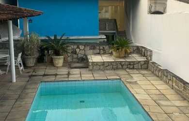 Imagem: A casa possui 2 Dormitórios, 3 Banheiros, 2 Vagas na garagem