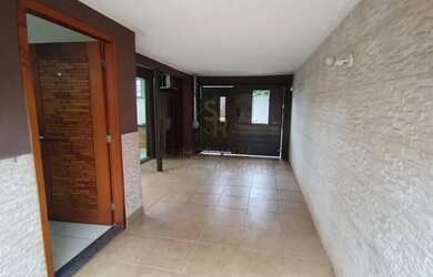 Imagem: A casa possui 2 Dormitórios, 2 Banheiros, 2 Vagas na garagem