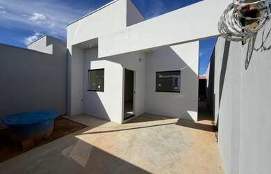 Imagem: A casa possui 2 Dormitórios, 1 Banheiro, 2 Vagas na garagem