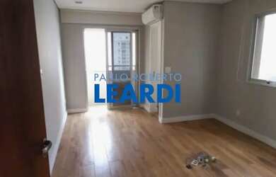 Imagem: O depósito possui 2 Vagas na garagem e 83m² de Área e está