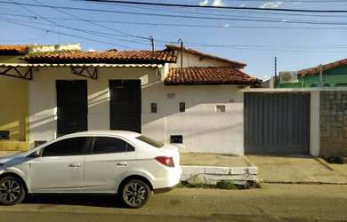 Imagem: A casa possui 4 Dormitórios, 2 Banheiros, 2 Vagas na garagem