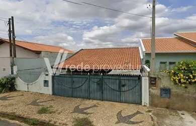 Imagem: A casa possui 3 Dormitórios, 2 Banheiros, 2 Vagas na garagem