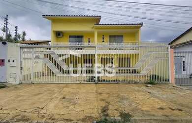 Imagem: A casa possui 4 Dormitórios, 5 Banheiros, 4 Vagas na garagem