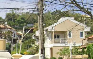 Imagem: A casa possui 3 Dormitórios, 2 Banheiros, 2 Vagas na garagem