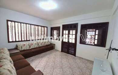 Imagem: A casa possui 3 Dormitórios, 3 Banheiros, 2 Vagas na garagem