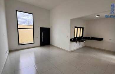 Imagem: A casa possui 3 Dormitórios, 1 Banheiro, 2 Vagas na garagem