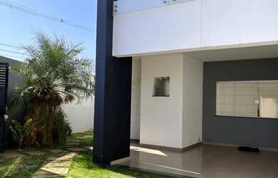 Imagem: A casa possui 3 Dormitórios, 4 Banheiros, 3 Vagas na garagem