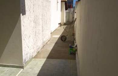 Imagem: A casa possui 2 Dormitórios, 1 Banheiro, 1 Vaga na garagem