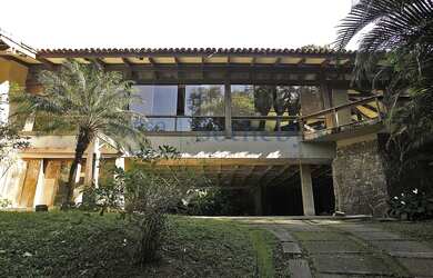 Imagem: A casa possui 5 Dormitórios, 5 Banheiros, 5 Vagas na garagem