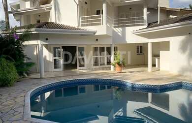 Imagem: A casa em condomínio possui 4 Dormitórios, 5 Banheiros, 4