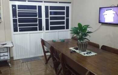 Imagem: A casa possui 3 Dormitórios, 3 Banheiros, 2 Vagas na garagem