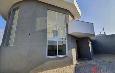 Imagem: A casa possui 2 Dormitórios, 2 Banheiros, 2 Vagas na garagem