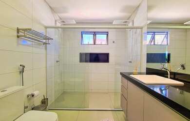 Imagem: A casa possui 4 Dormitórios, 1 Banheiro, 5 Vagas na garagem