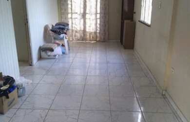 Imagem: A casa possui 2 Dormitórios, 1 Banheiro e 2 Vagas na garagem