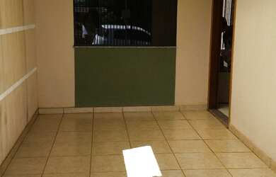 Imagem: A casa possui 3 Dormitórios, 1 Banheiro e 2 Vagas na garagem