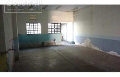 Imagem: O depósito possui 1 Vaga na garagem, 250m² de Área e está