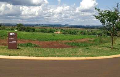Imagem: O terreno e possui Dormitórios, Suítes, Banheiros, 390-0m²
