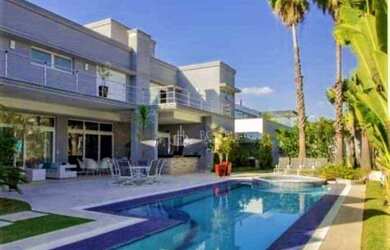 Imagem: A casa em condomínio possui 4 Dormitórios, 5 Banheiros, 5