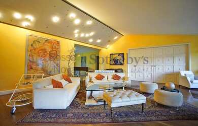 Imagem 11: Casa com piscina e quadra poliesportiva