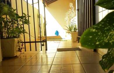 Imagem: A casa possui 2 Dormitórios, 2 Banheiros, 2 Vagas na garagem