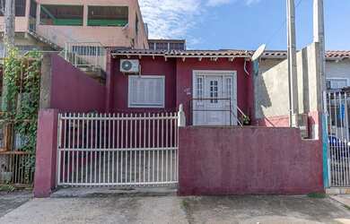 Imagem: A casa possui 2 Dormitórios, 1 Banheiro, 1 Vaga na garagem