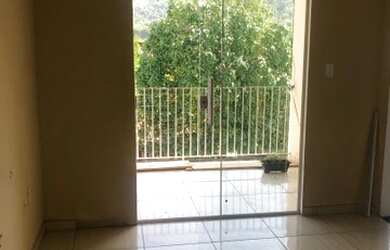 Imagem: A casa possui 2 Dormitórios, 1 Banheiro, 2 Vagas na garagem