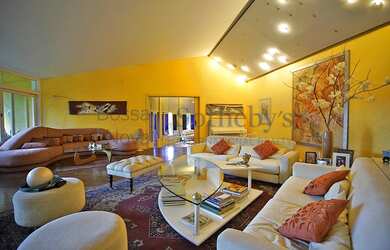 Imagem 7: Casa com piscina e quadra poliesportiva