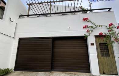 Imagem: A casa possui 3 Dormitórios, 3 Banheiros, 2 Vagas na garagem