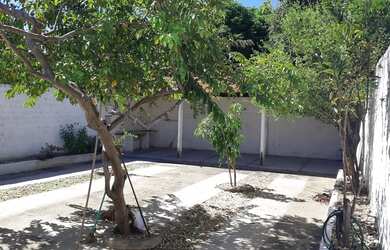 Imagem: A casa possui 2 Dormitórios, 1 Banheiro, 3 Vagas na garagem