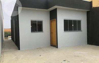 Imagem: A casa possui 2 Dormitórios, 1 Banheiro, 2 Vagas na garagem