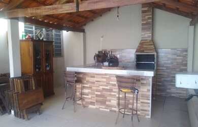 Imagem: A casa possui 3 Dormitórios, 2 Banheiros, 2 Vagas na garagem