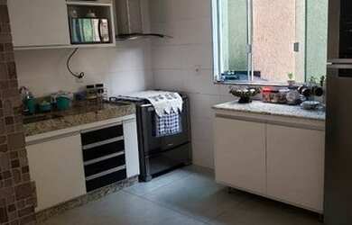 Imagem: A casa possui 3 Dormitórios, 2 Banheiros, 2 Vagas na garagem