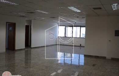 Imagem: O depósito possui 3 Vagas na garagem, 240m² de Área e está