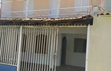 Imagem: A casa possui 3 Dormitórios, 2 Banheiros, 2 Vagas na garagem