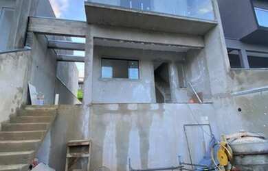 Imagem: A casa possui 3 Dormitórios, 2 Banheiros, 2 Vagas na garagem