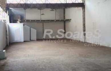 Imagem 12: LOJA GRANDE, VAZIA, EM QUINTINO BOCAIÚVA, RUA GOIÁS