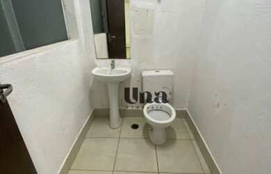 Imagem: O depósito possui 1 Vaga na garagem, 300m² de Área e está