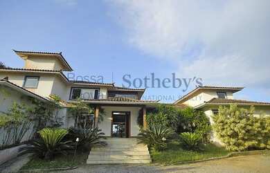 Imagem 2: Casa contemporânea no meio de reserva ecológica